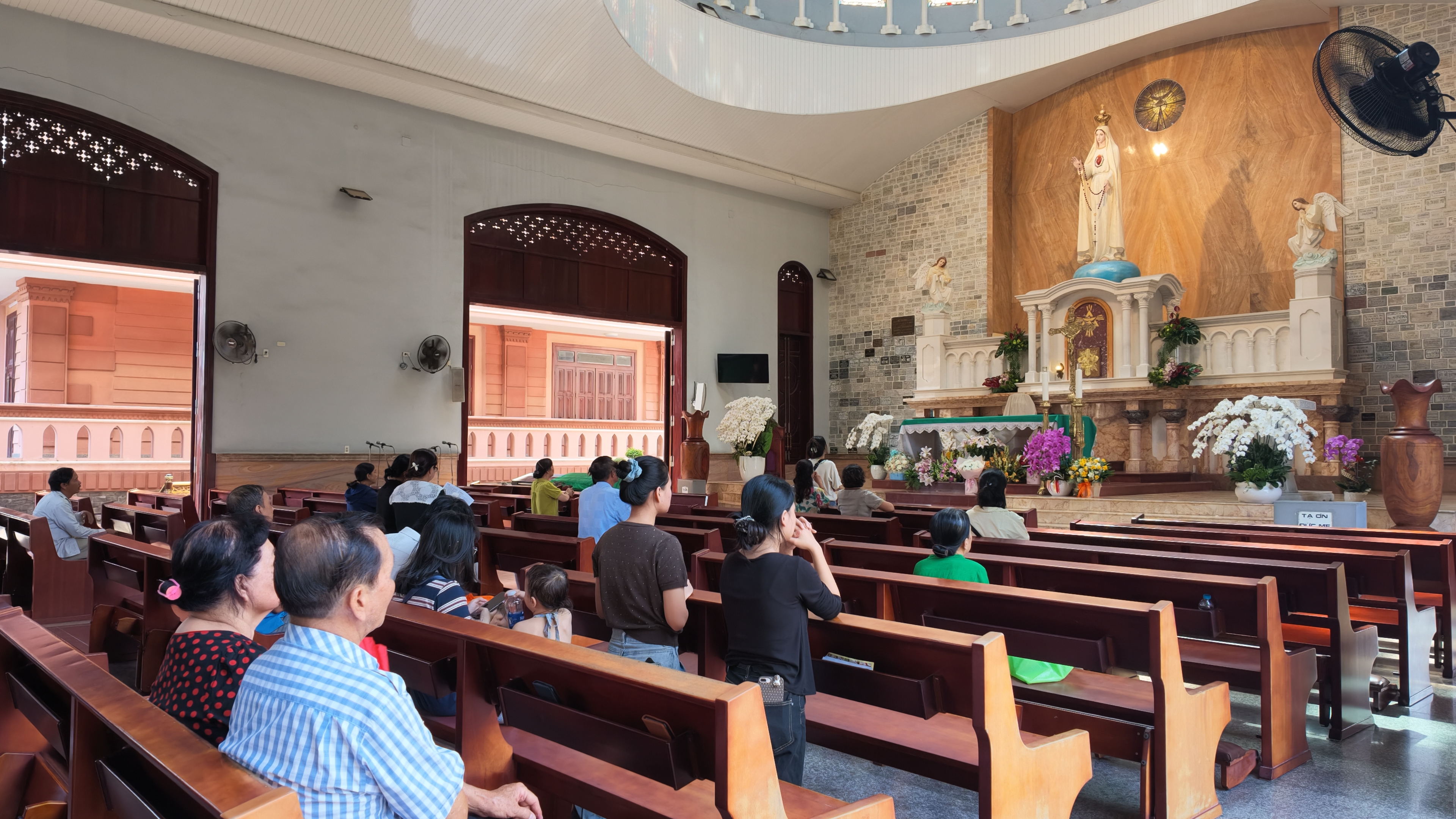 Một ngày ngồi dưới chân Mẹ